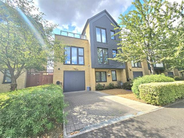 Elderberry Close, Romford, Essex, RM3 4 bed detached house to rent £3,500 pcm £808 pw