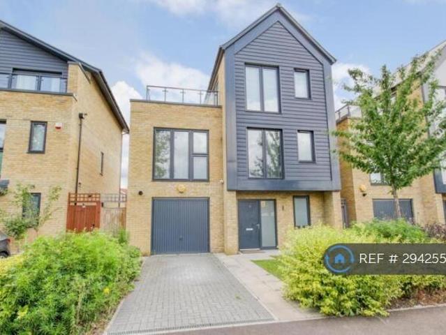 Elderberry Close, Romford, RM3 4 bed detached house to rent £3,500 pcm £808 pw
