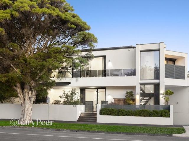 Elevate your living: luxurious townhouse with private lift opposite William Street Reserve
