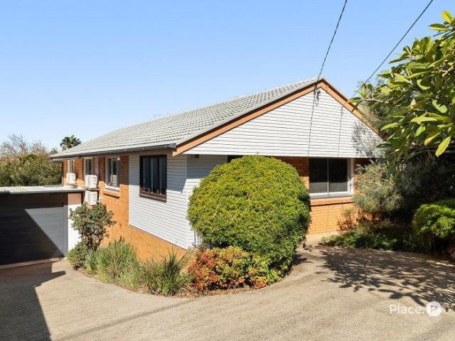 Family Home on spacious 607m2. Live in, renovate or build new with vista views!