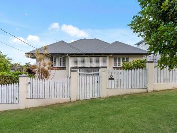 Elevated 696sqm Knockdown with Exceptional Potential