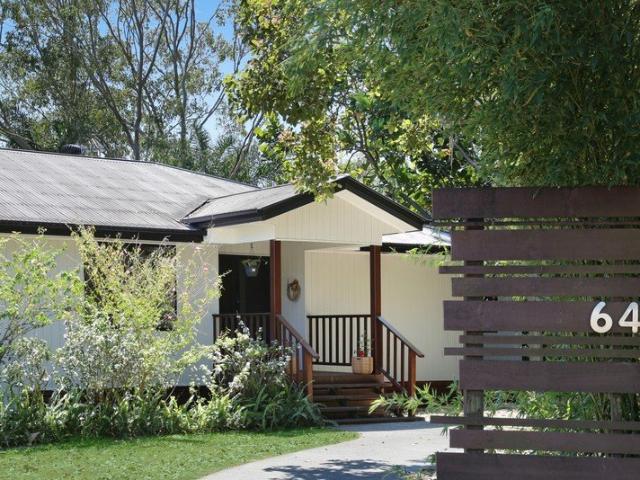 Elevated Tallebudgera Oasis a Private Paradise, Minutes from Schools, Beaches and Shopping