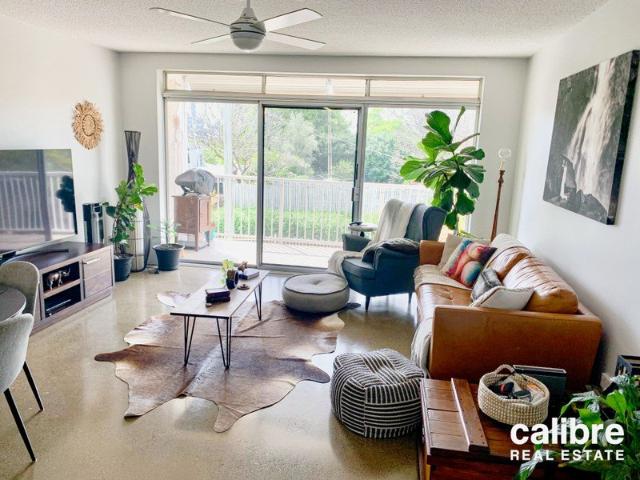 Elevated Toowong unit with city views!