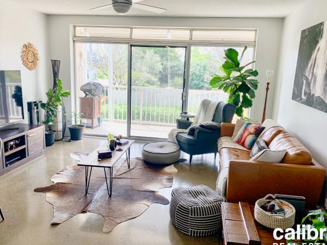 elevated toowong unit with city views!
