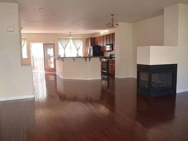 SPACIOUS DOWNTOWN LUXURY | 2,371 SQ FT | 2 CAR GARAGE | PRIVATE TERRACES