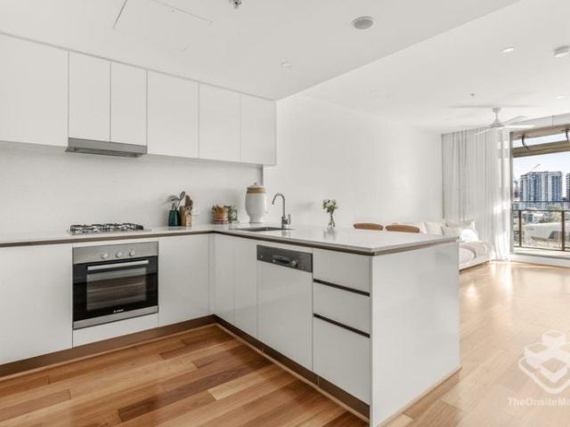 Elevated Views from 19th Floor Morden 1 Bedroom Unit + Study