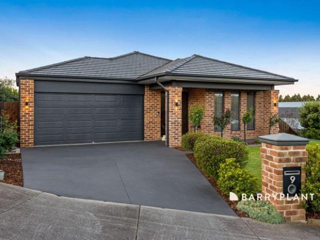 Elevated Views, Quality Finishes and Spacious Family Living on 1,138m²
