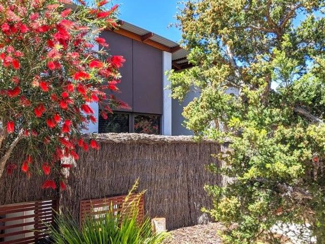 ELEVATED STUDIO VILLA AT BUNKER BAY