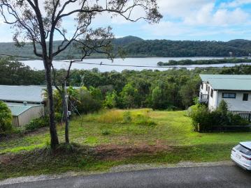 ELEVATED WATERFRONT LIFESTYLE â 1,568mÂ² WITH PANORAMIC STRADBROKE ISLAND VIEWS!