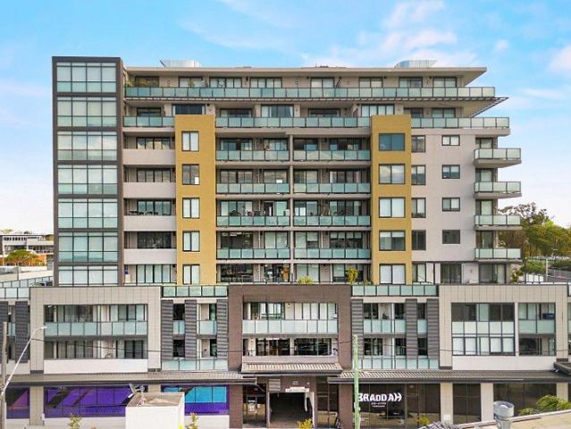 Level 8, spectacular outlooks, walk to shops and rail