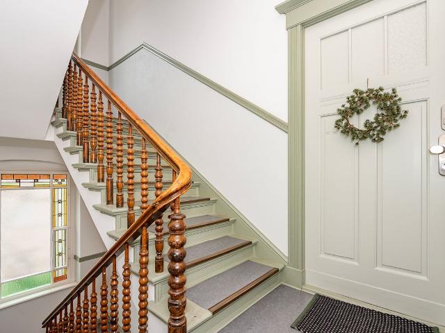 Elevated and spacious apartment 2 min from Kudamm in Charlottenburg, Berlin Amsterdam Apartments for Rent
