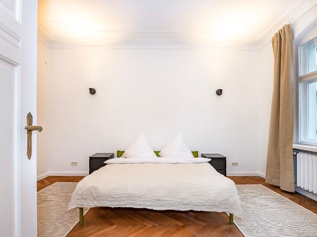 Elevated and spacious apartment 2 min from Kudamm in Charlottenburg, Berlin Amsterdam Apartments for Rent