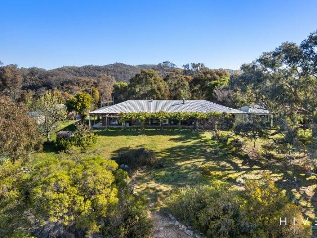 Elevated and peaceful rural living, with two lovely residences and endless horizons