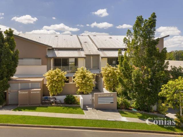 PRIVATE GROUND FLOOR LIVING WITH SPACIOUS COURTYARD