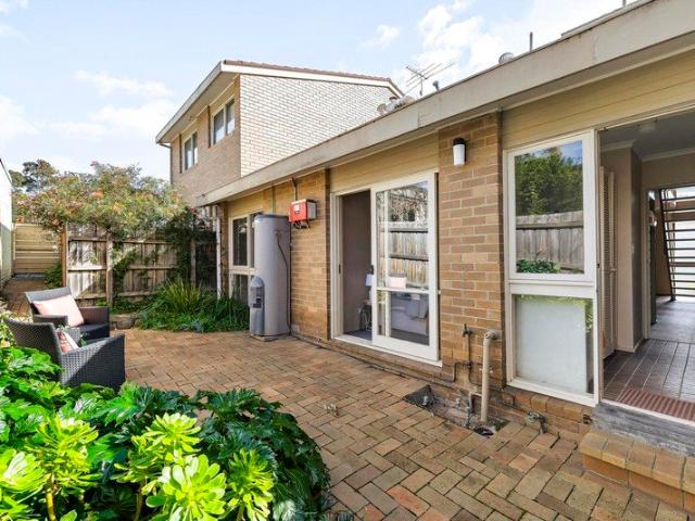Elevated Balwyn living in the Balwyn High School zone