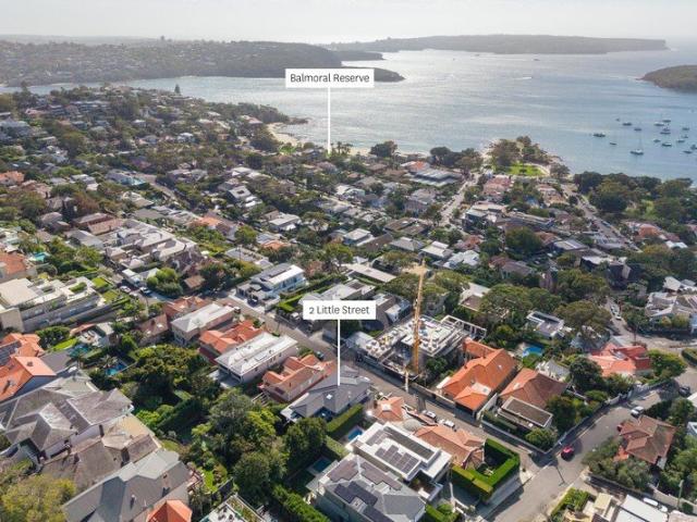 Elevated Balmoral home with harbour views and future potential