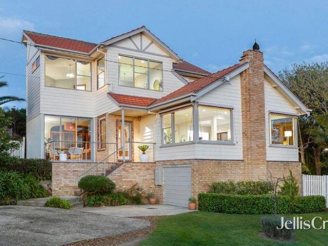 Elevated Beleura Hill Living with Bay Views
