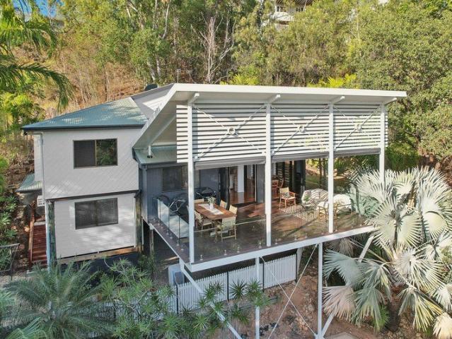 Elevated Castle Hill Retreat with Treetop Outlook