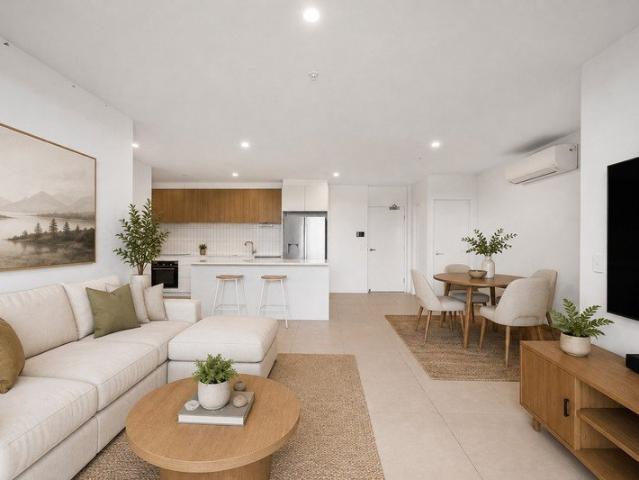 Elevated CBD Living With Expansive Views