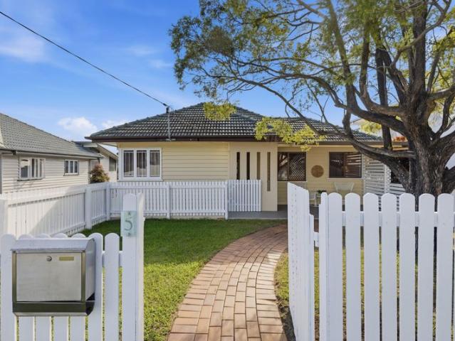 Elevated Character Living on a Generous Aspley Block