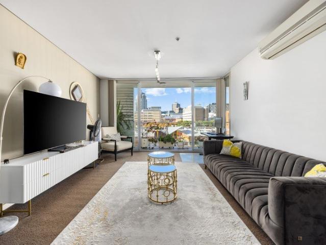 Elevated City Fringe Living in a Vibrant Urban Enclave