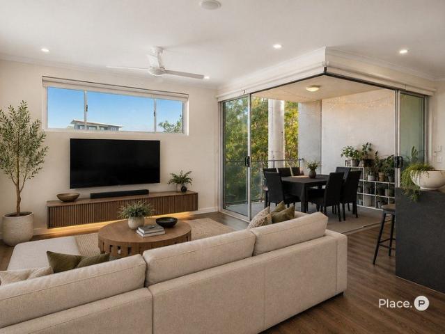 Elevated City Views & Effortless Lifestyle Convenience