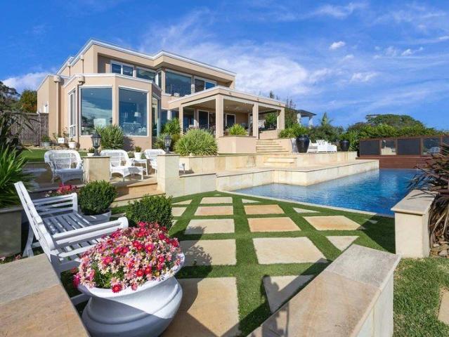 ELEVATED COASTAL LUXURY IN MOUNT MARTHA'S FINEST CLIFFTOP SETTING