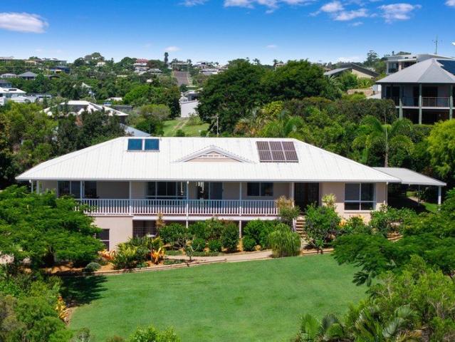 ELEVATED COASTAL LIVING WITH OCEAN VIEWS ON 3,037M²
