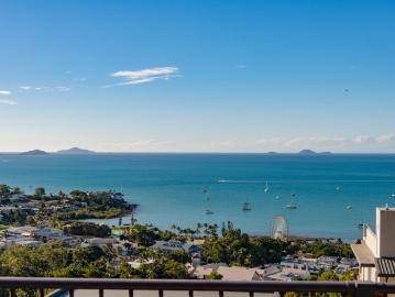 Elevated Coastal Living With Panoramic Coral Sea Views