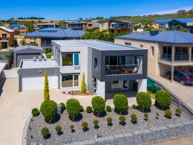 Elevated Coastal Living with Sweeping Bay & Rural Views