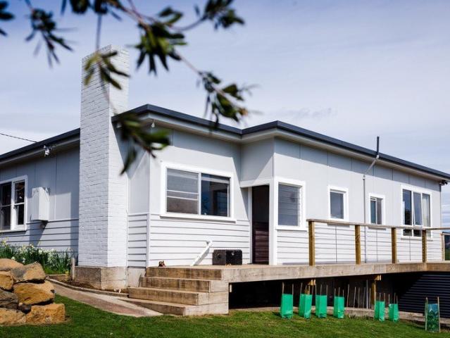 Elevated cottage with stunning views and endless lifestyle appeal