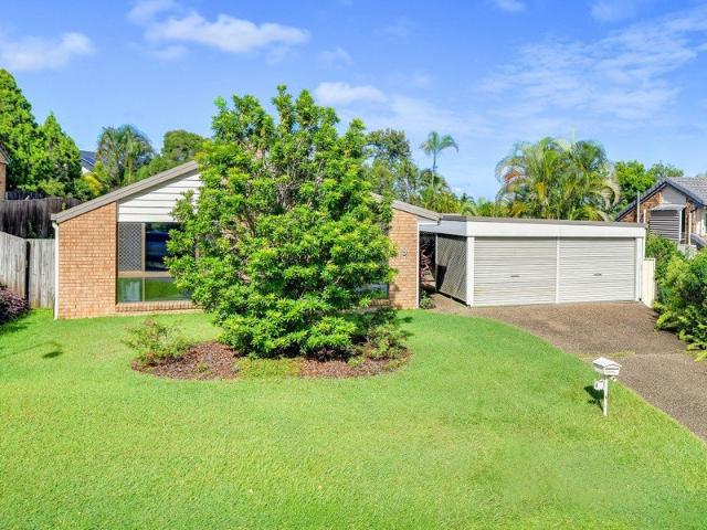 Elevated Cul de Sac Living with Pool and Mount Coot tha Views