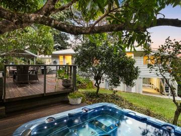 Elevated Family Home, Scenic Views with Spa
