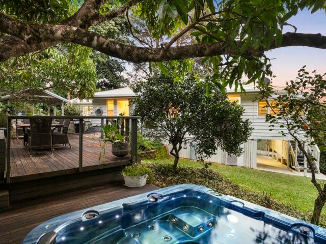 Elevated Family Home, Scenic Views with Spa