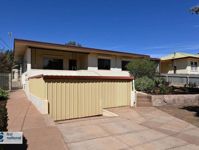 ELEVATED DOUBLE BRICK HOME ON A SUBSTANTIAL 1,187m² ALLOTMENT