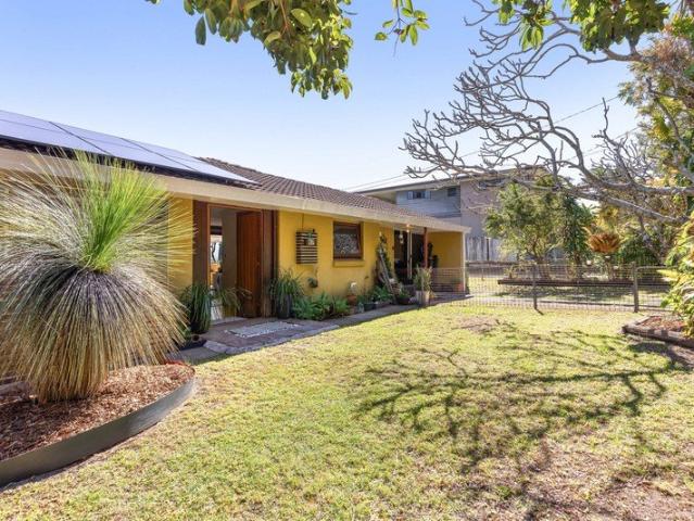 ELEVATED DUNWICH HOME WITH BEAUTIFUL BAY VIEWS