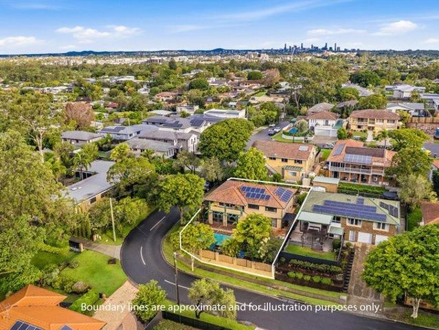 Elevated Family Classic with Panoramic Views to the Glass House Mountains