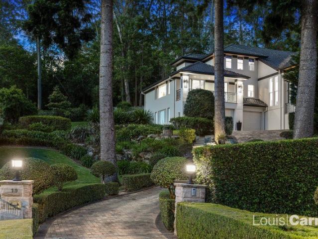 Premier Location: Estate Living, 1100m walk to Metro