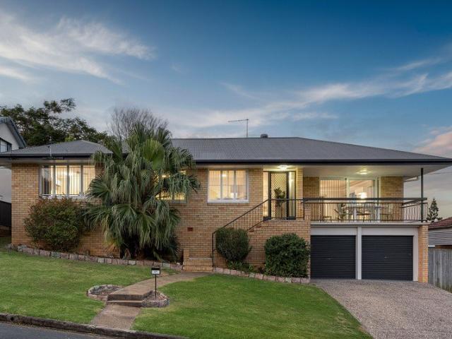 Elevated Family Home with Mountain Views, Endless Potential & Prime Cul de Sac Position