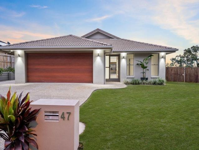 ELEVATED FAMILY LOWSET, ADJACENT TO PARKLAND!