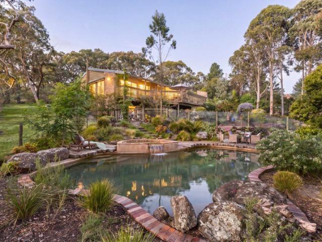 Elevated Family Living on a Picturesque Warrandyte Acre