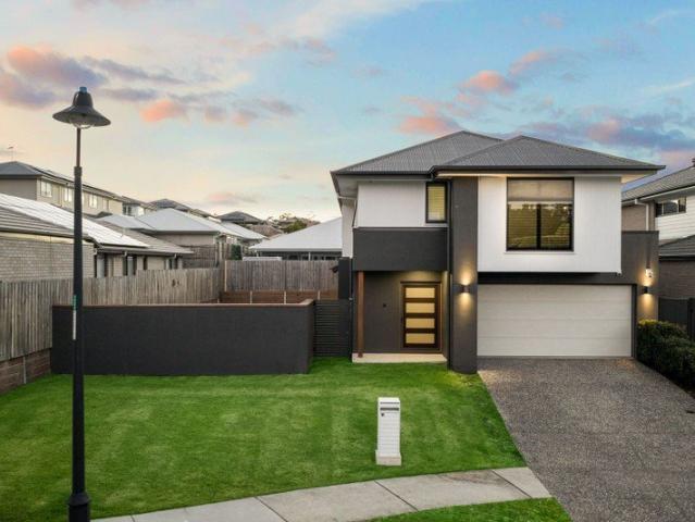 Elevated Family Living in a Peaceful Cul de Sac Backing onto Nature