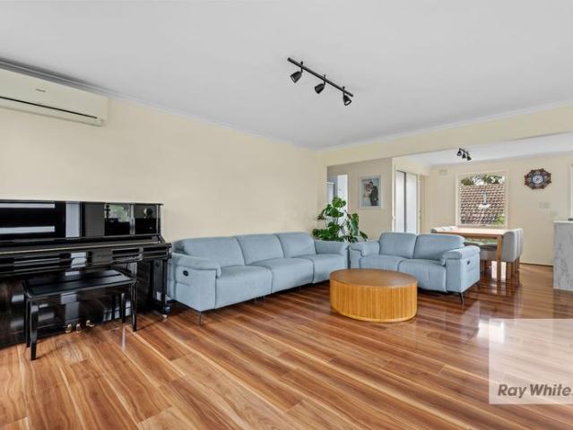 Elevated Family Living in a Peaceful Greensborough Court