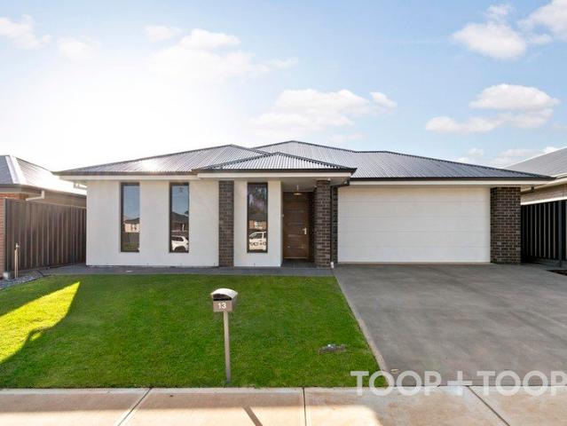 ELEVATED FAMILY LIVING IN THE HEART OF STRATHALBYN
