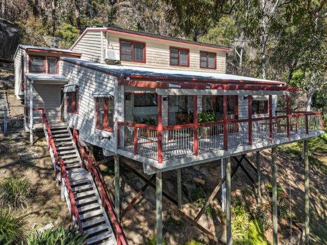 ELEVATED FAMILY LIVING | SPECTACULAR BRISBANE WATER VIEWS