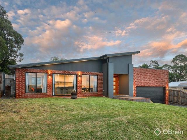 Elevated Family Living with Breathtaking Valley Views on a large 950 m2block, approx