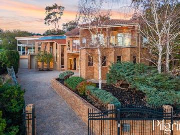 Elevated Family Luxury with Panoramic Adelaide Views