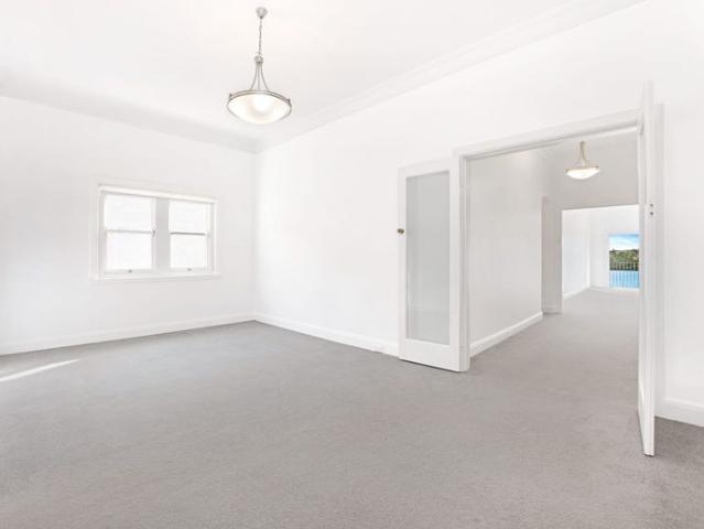 ELEVATED HARBOUR VIEWS IN A PRESTIGIOUS BELLEVUE HILL SETTING