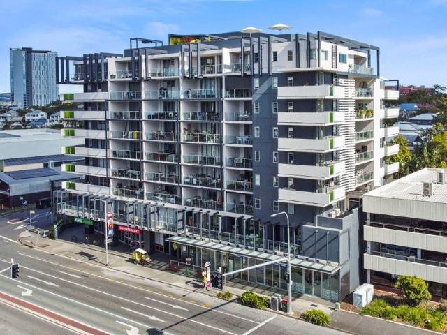 ELEVATED INNER CITY LIVING WITH RESORT STYLE AMENITIES