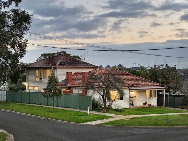 Elevated Kennington Living with Beautiful Bendigo Views
